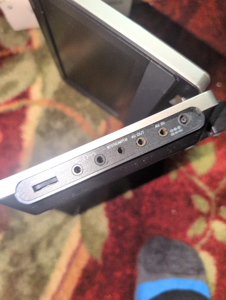 Toshiba SD-P1750 Portable DVD Player - photo 3