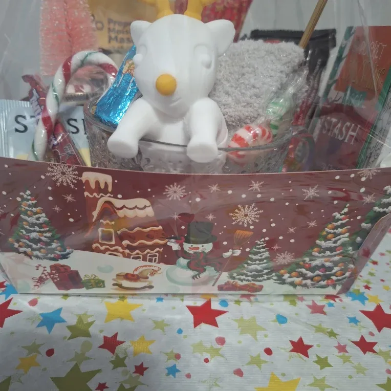 Holiday Gift Basket with Goodies image indicator(5)