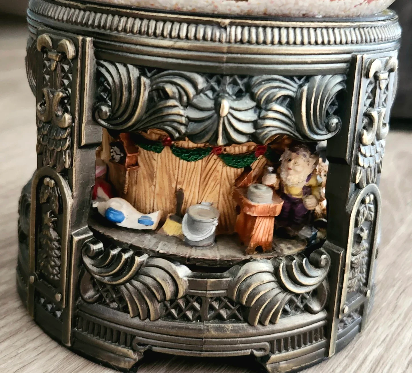 Musical Snow Globe image indicator(3)