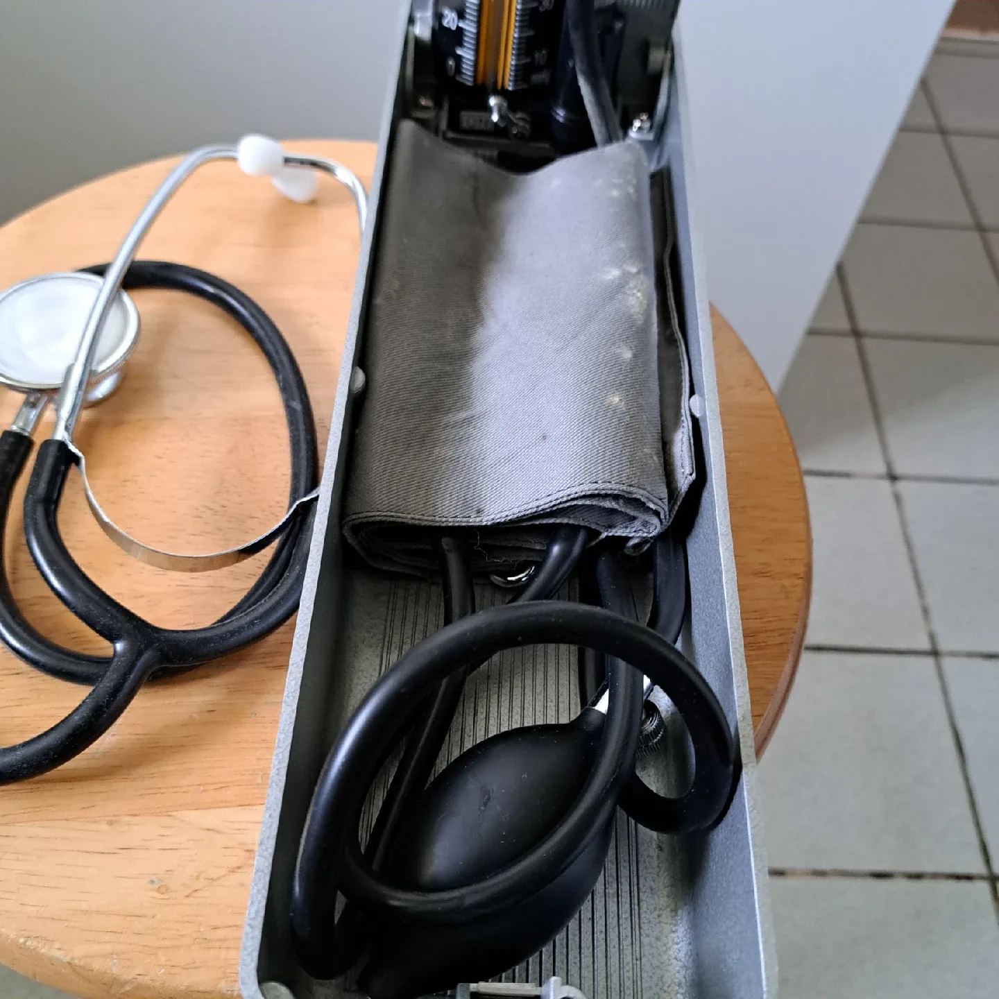 Srethoscope n Mercurial Sphygmomanometer image indicator(5)