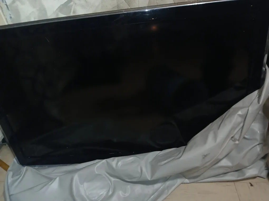 TV - SAMSUNG 46" GREAT CONDITION  TV mount on the back