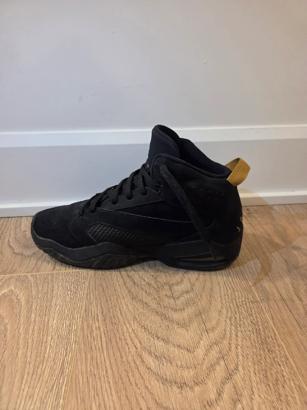 Jordan Lift Off Black Metallic Gold. 8.5. check description image indicator(2)