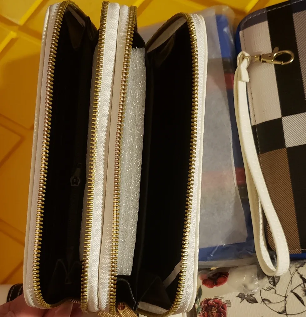 5 Assorted Fashion Wallets, New, Perfect for Gifts! image indicator(2)