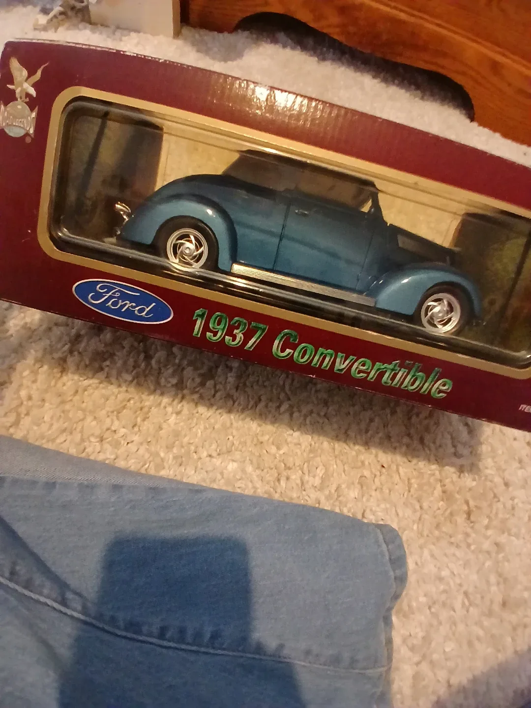 Ford 1937 Convertible Diecast 1:18 Scale