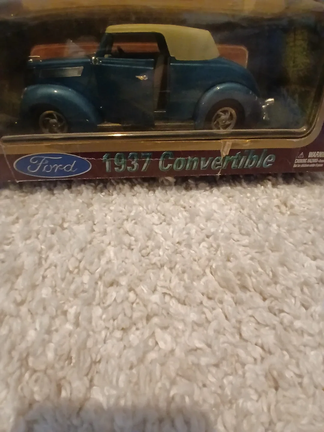 Ford 1937 Convertible Diecast 1:18 Scale image indicator(2)