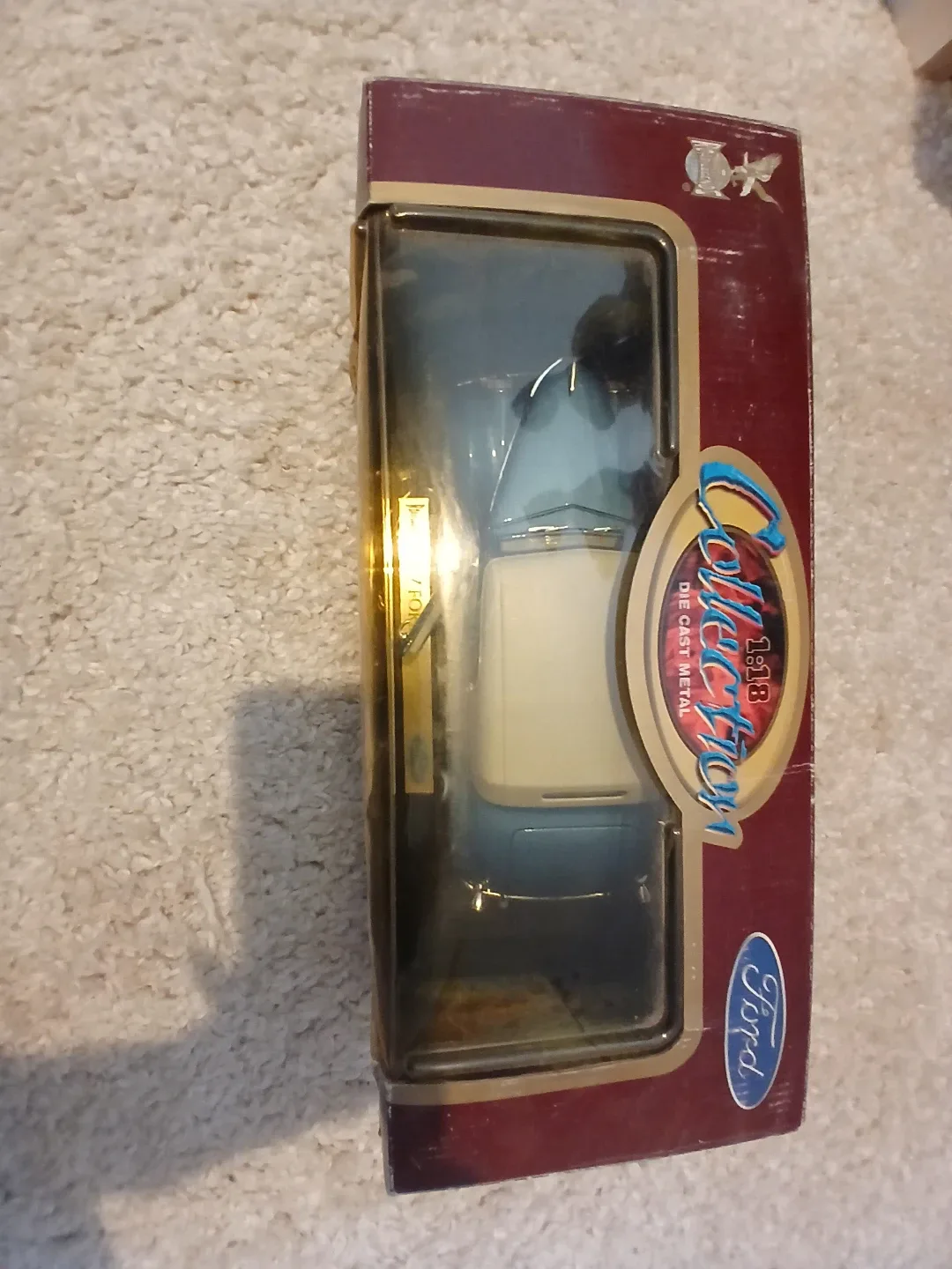 Ford 1937 Convertible Diecast 1:18 Scale image indicator(4)