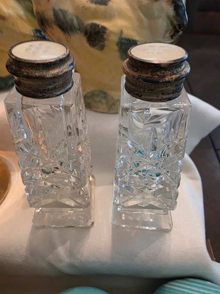 5 Sets Vintage Salt & Peppers image indicator(6)