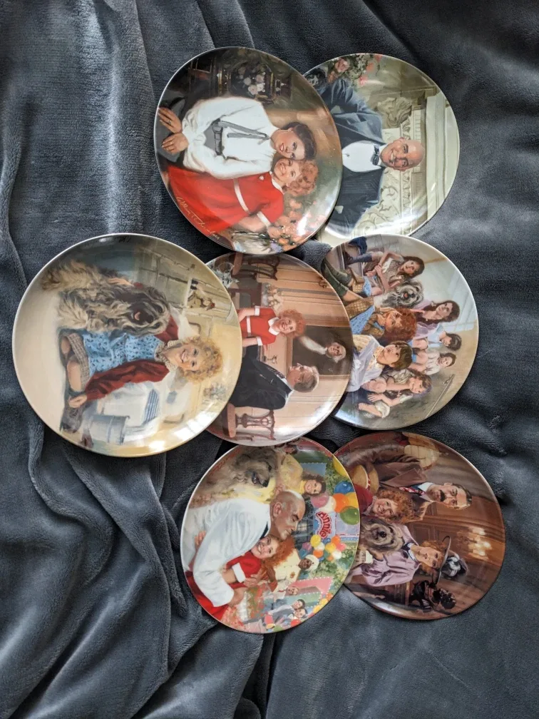 Knowles Annie Collector Plates - Set of 7 image indicator(3)