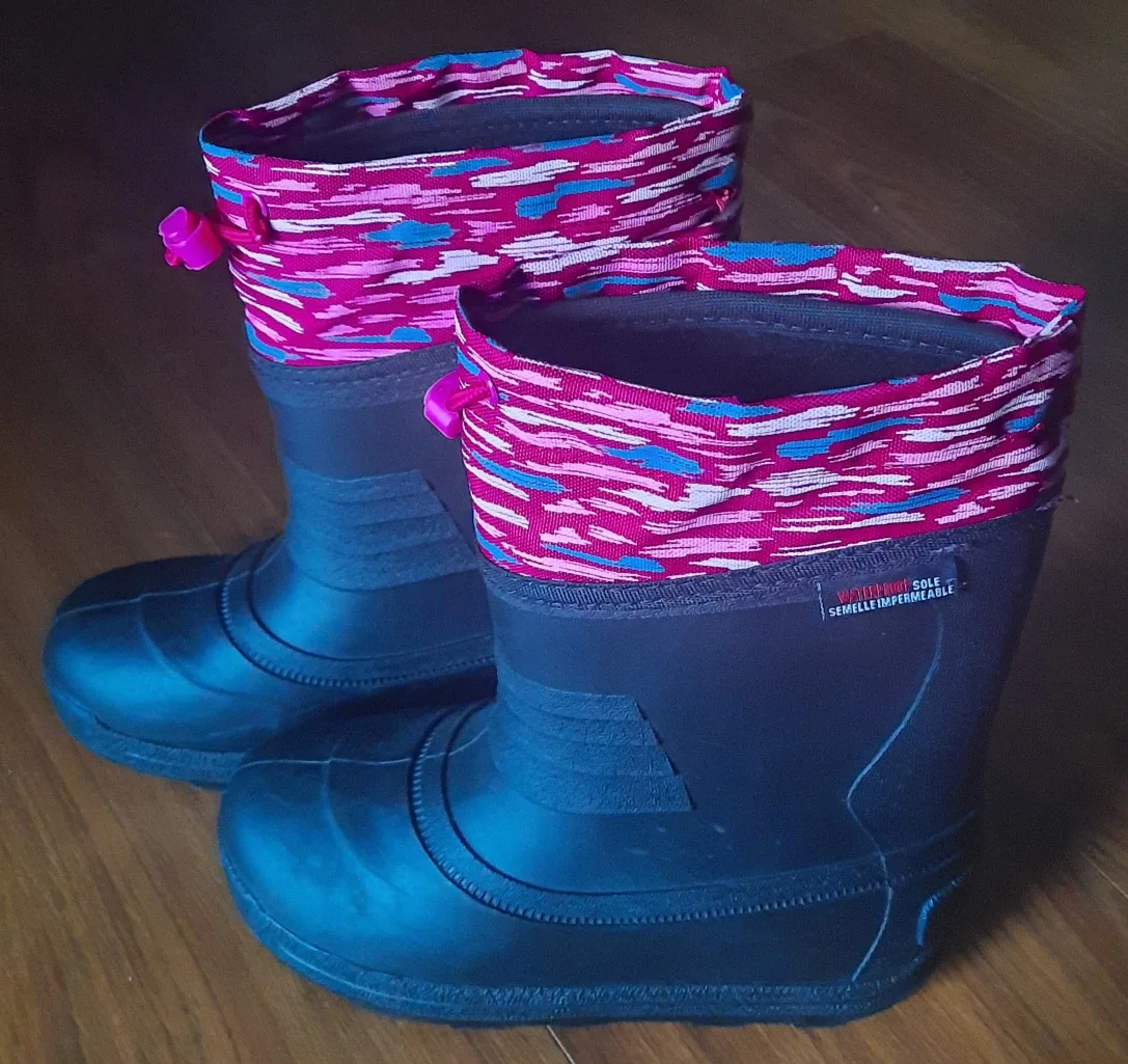 Girls/Youth Size 3 Winter Boots. image indicator(2)