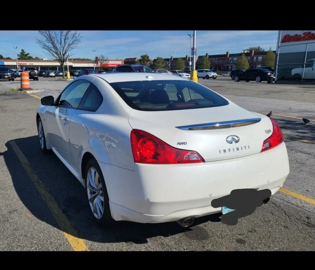 Infiniti Q60 Coupe - White image indicator(9)