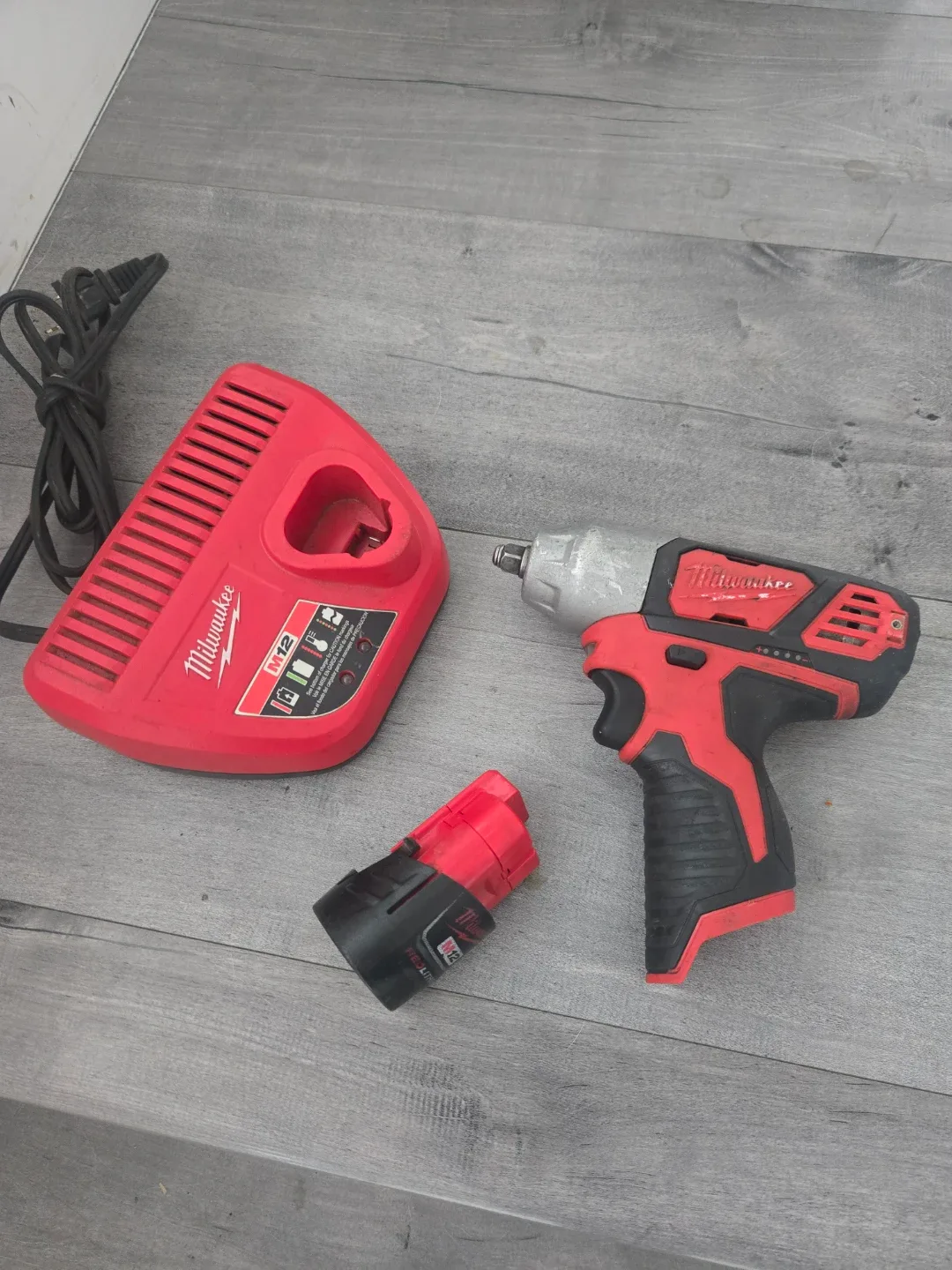 Milwaukee M12 Impact Wrench Kit