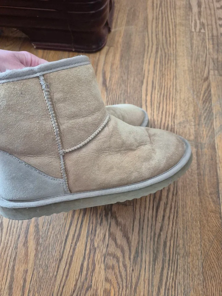 UGG Classic Mini Boots - Size 7 image indicator(2)