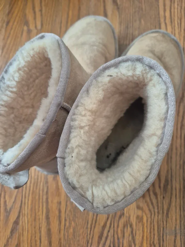 UGG Classic Mini Boots - Size 7 image indicator(3)