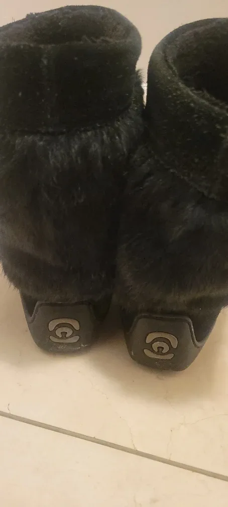 Manitobah Mukluks Black Boots - Size 7 image indicator(2)