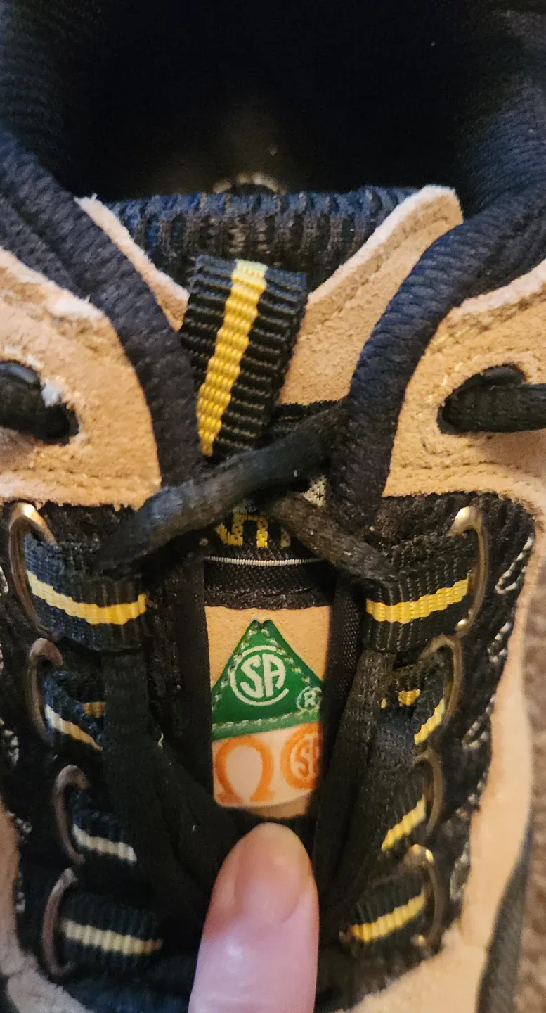 Ladies Steel-Toed Work Shoes - Size 7 and Safety Vest image indicator(4)