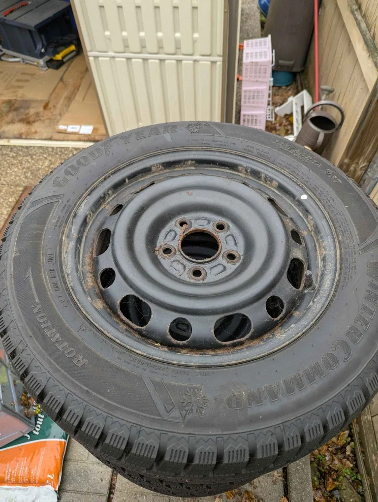 4 Tires Goodyear WinterCommand 215/60R16