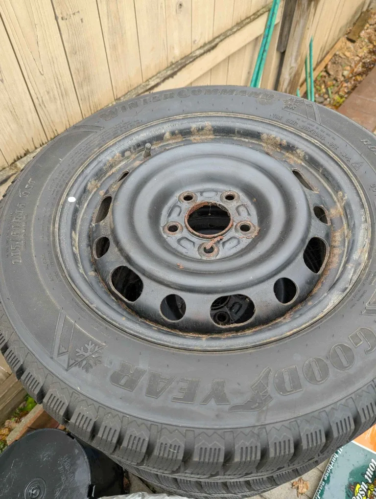 4 Tires Goodyear WinterCommand 215/60R16 image indicator(2)