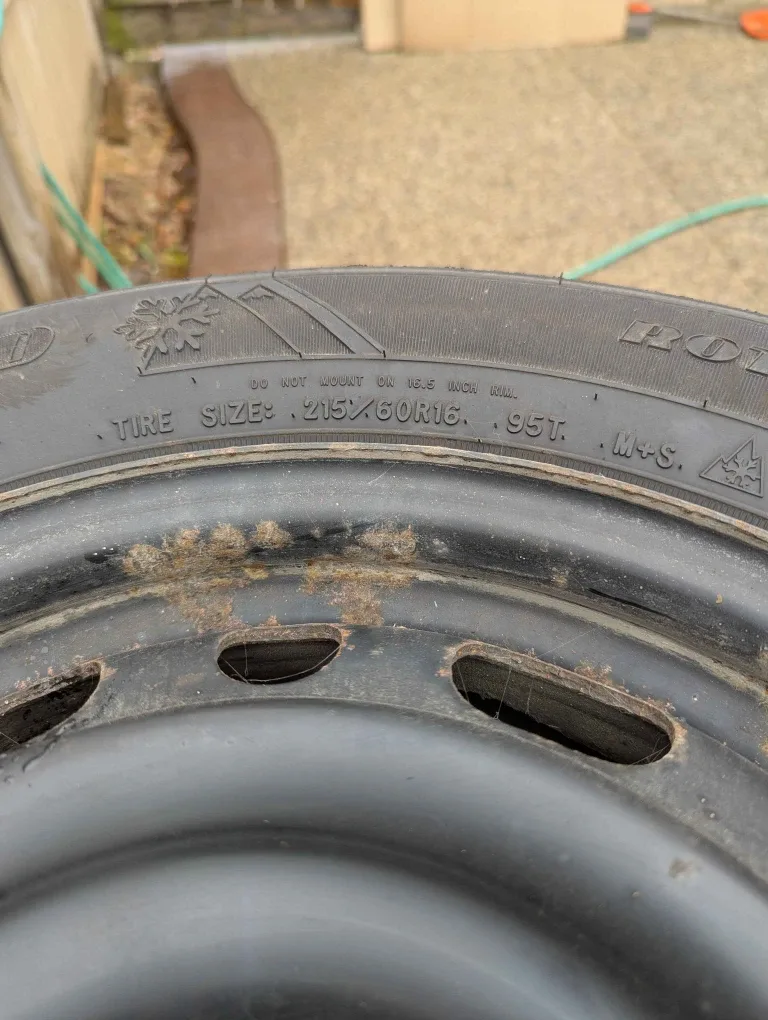 4 Tires Goodyear WinterCommand 215/60R16 image indicator(3)