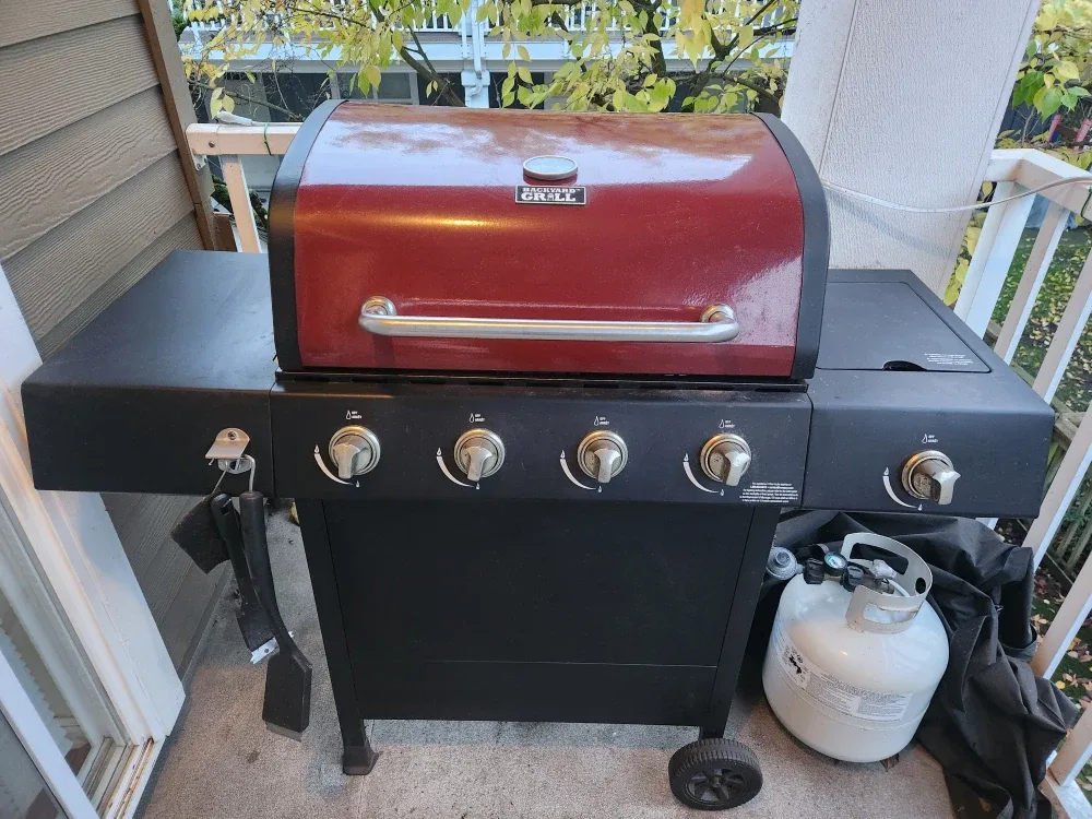 Propane BBQ grill + Tank with gas gauge + Cover
