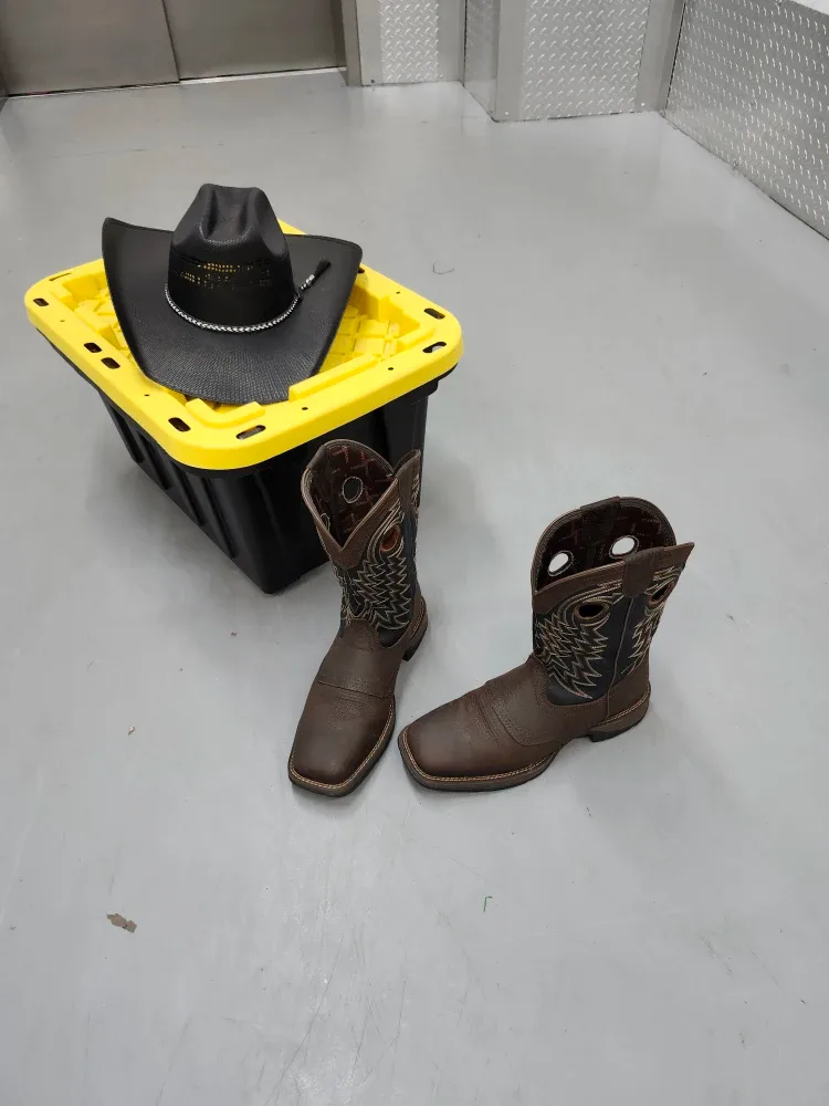Cowboy Boots and Cowboy Hat used once image indicator(3)