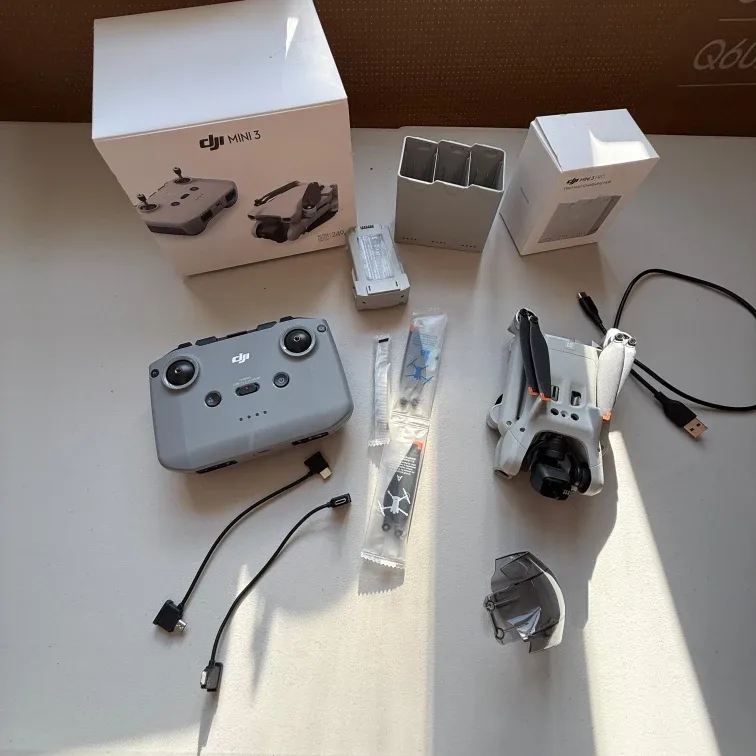 DJI Mini 3 Drone + Two Way Charging Hub- Like New! image indicator(4)