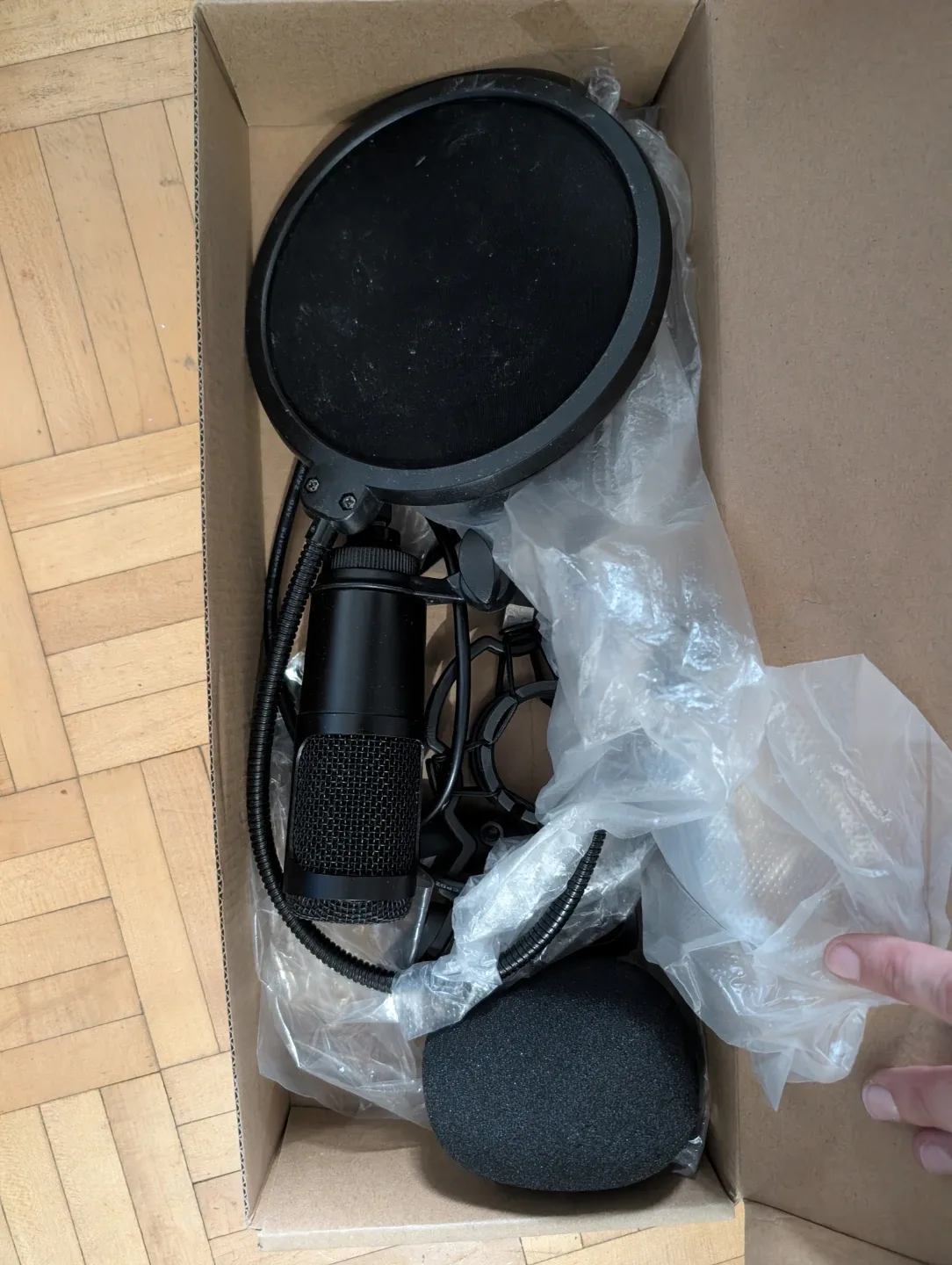 Microphone with Pop Filter & Accessories image indicator(2)