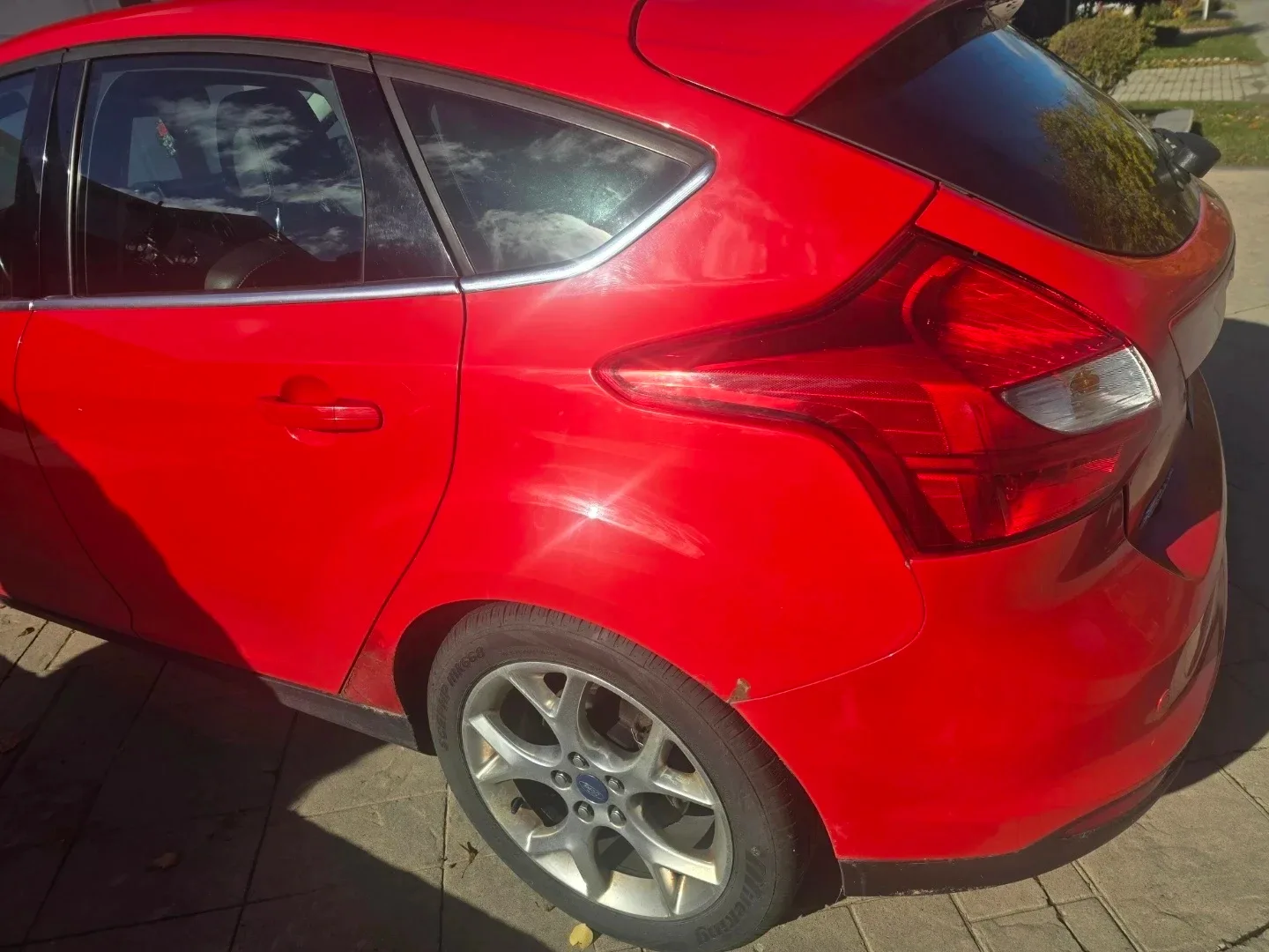 Red Ford Focus - Used image indicator(6)