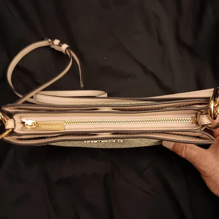 Michael Kors Crossbody Bag image indicator(2)