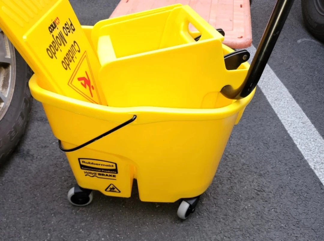Rubbermaid WaveBrake Mop Bucket