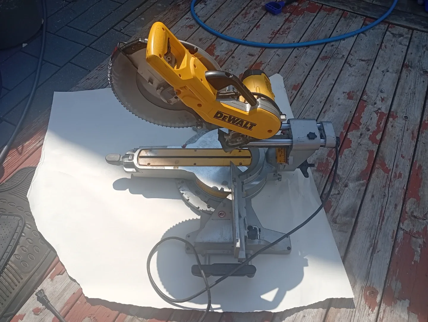 DeWalt Compound Miter Saw 12 in blade image indicator(2)