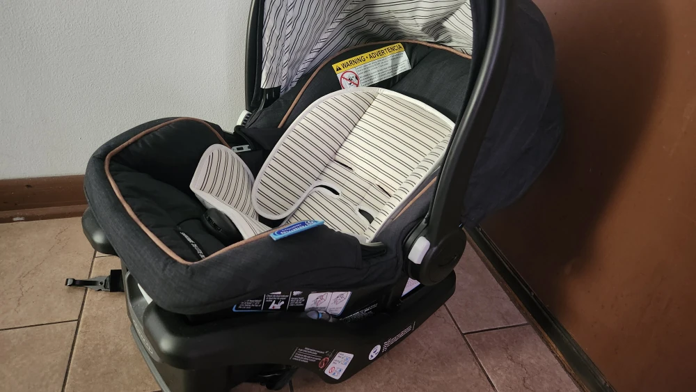 Graco SnugRide 35 Lite DLX Infant Car Seat - photo 2