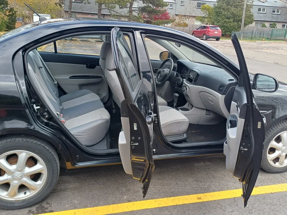 2011 Hyundai Accent - sedan image indicator(3)