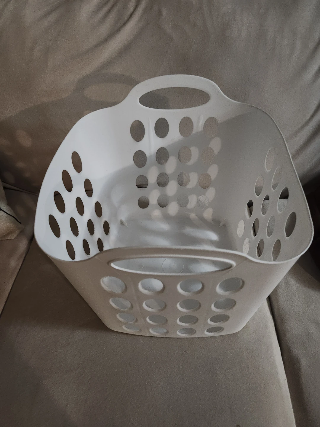 White Plastic Laundry Basket - photo 2