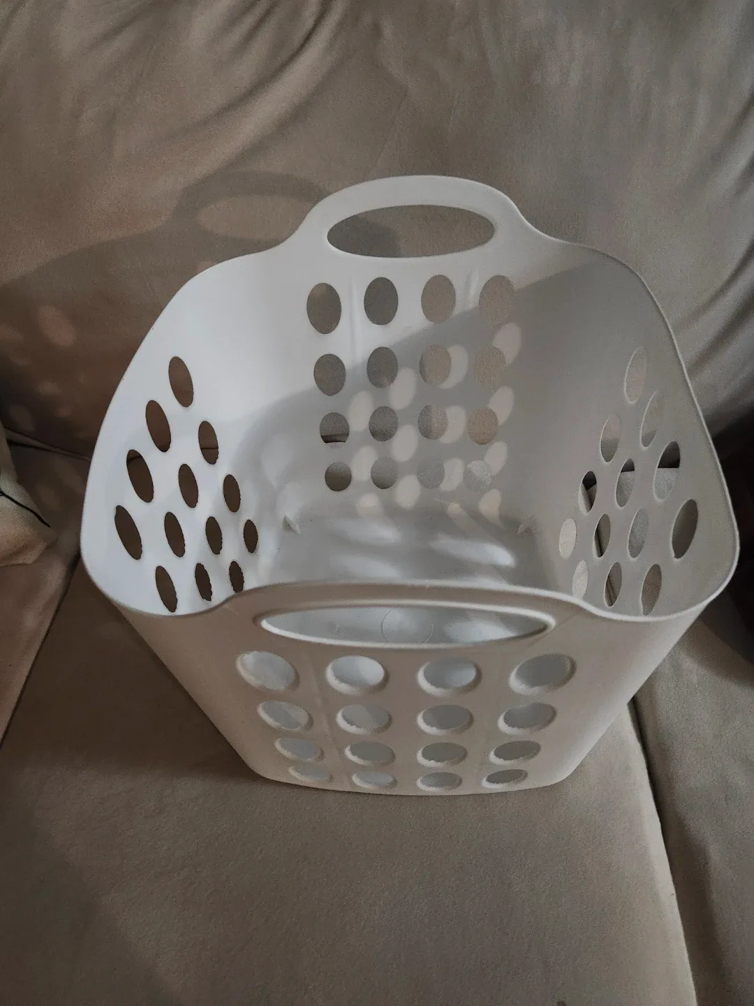 White Plastic Laundry Basket image indicator(2)