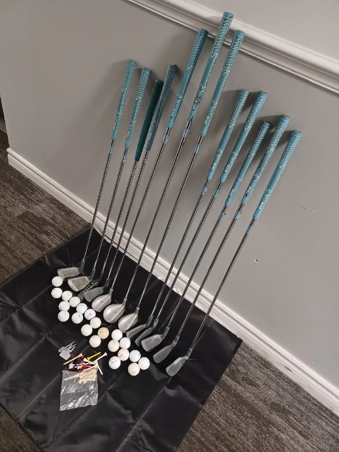 Set of Golf Clubs with Balls & Tees image indicator(10)