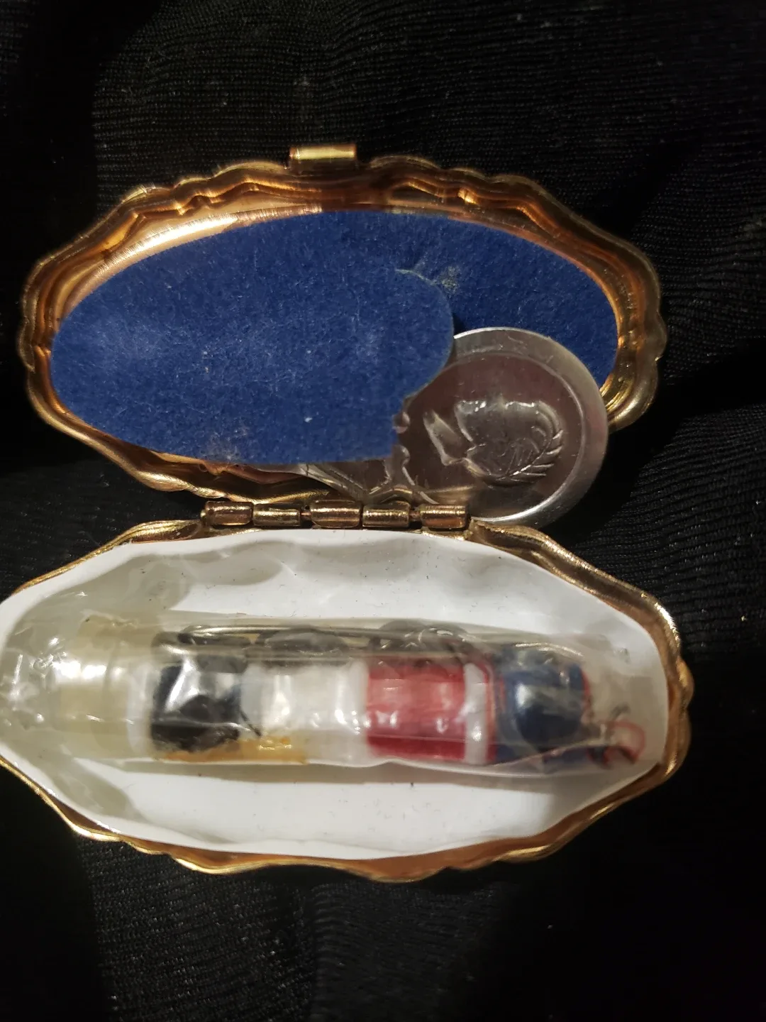 Vintage Sewing Kit image indicator(2)