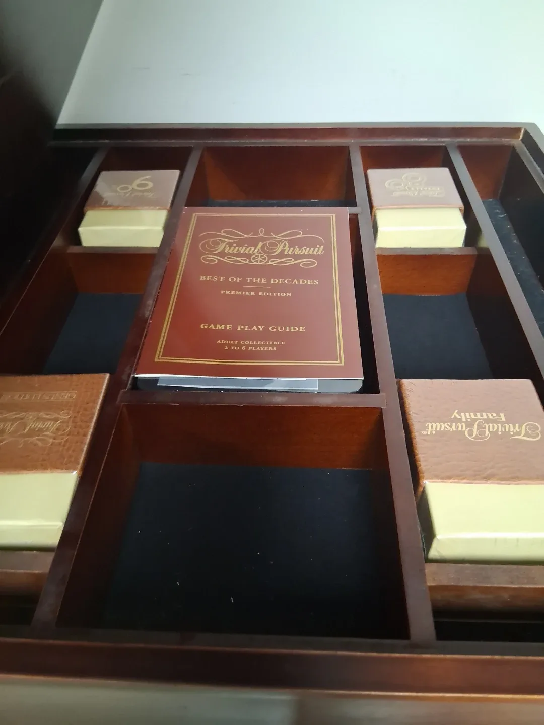 Trivial Pursuit Best of the Decades Premier Edition image indicator(2)