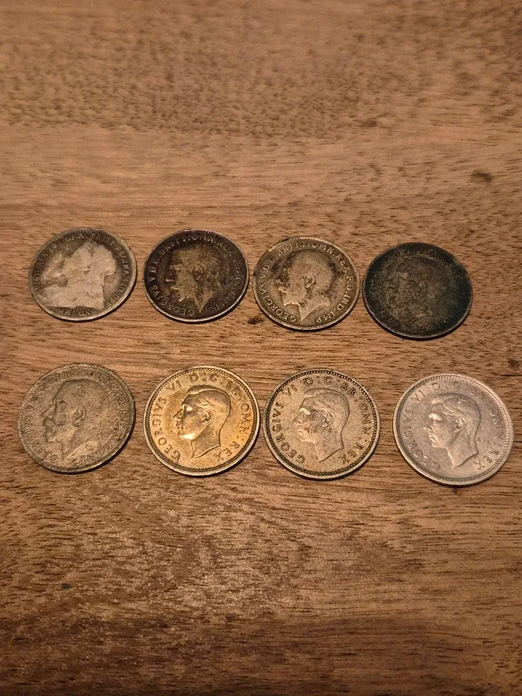 Lot of 8 silver British threepence coins image indicator(2)