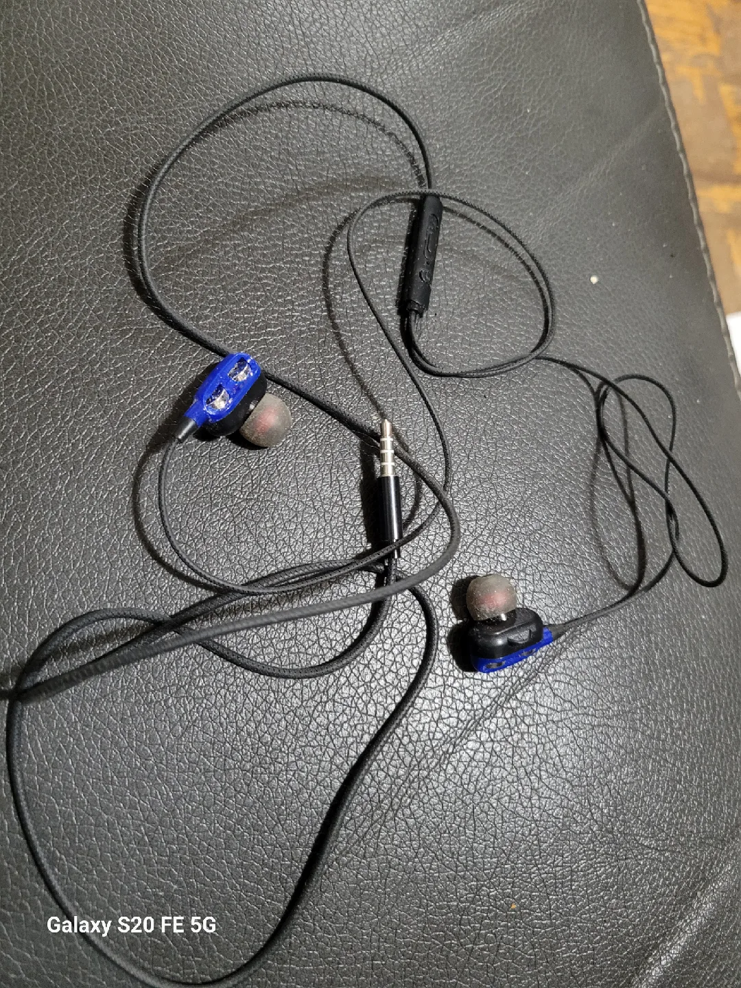 Wired Earphones - Blue and Black thumbnail