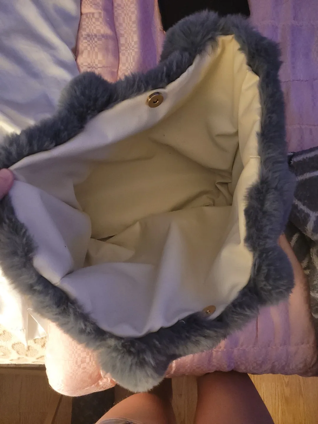 Grey Faux Fur Tote Bag image indicator(2)