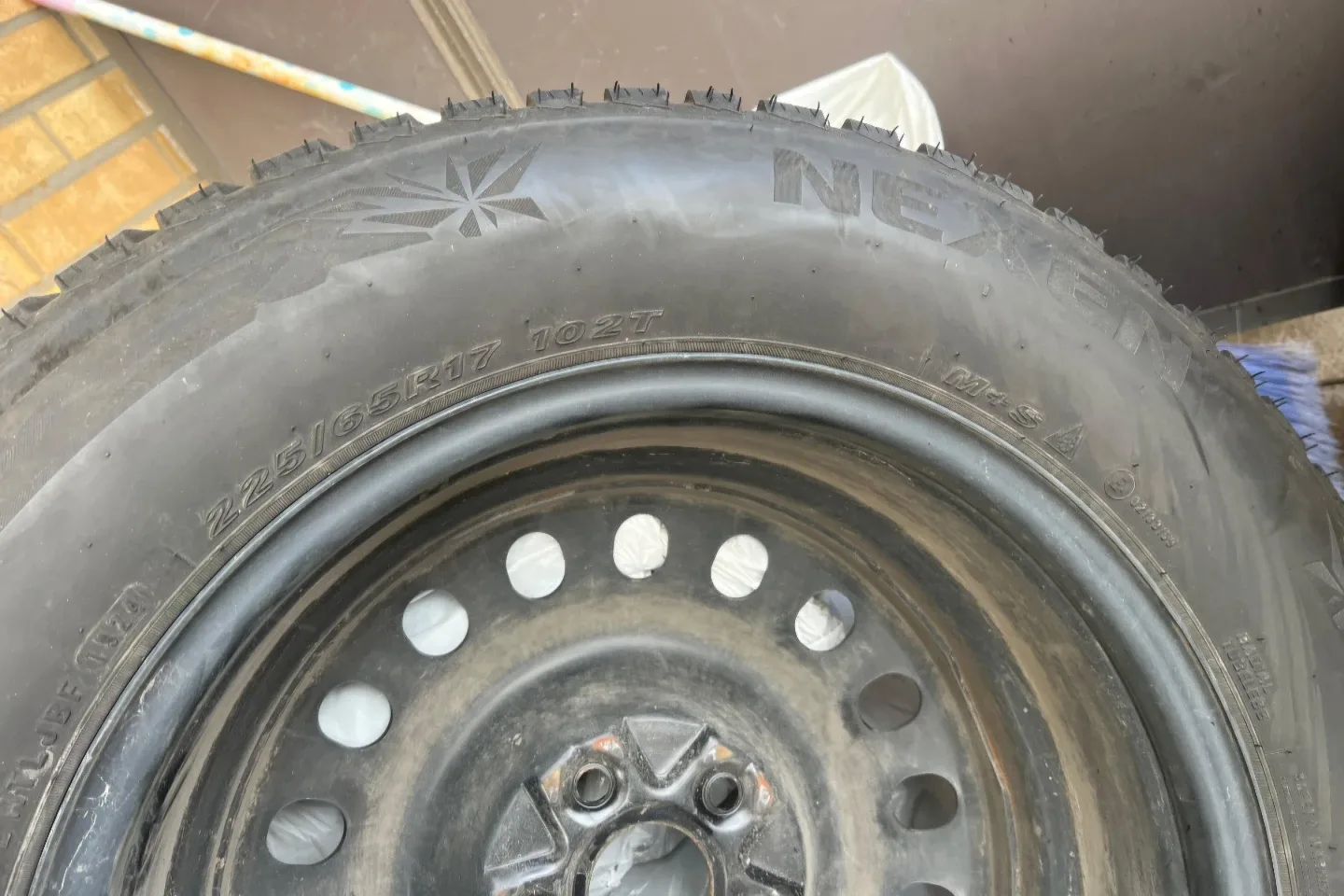 Nexen 225/65R17 102T Winter Tire image indicator(5)