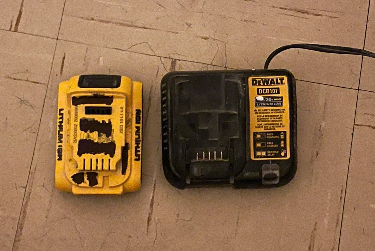 DeWalt DCB107 20V MAX Lithium Ion Battery Charger