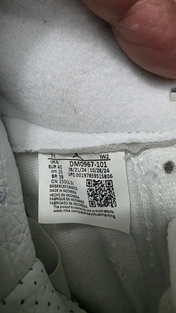 Jordan 3 Retro UNC, Size 7Y image indicator(7)