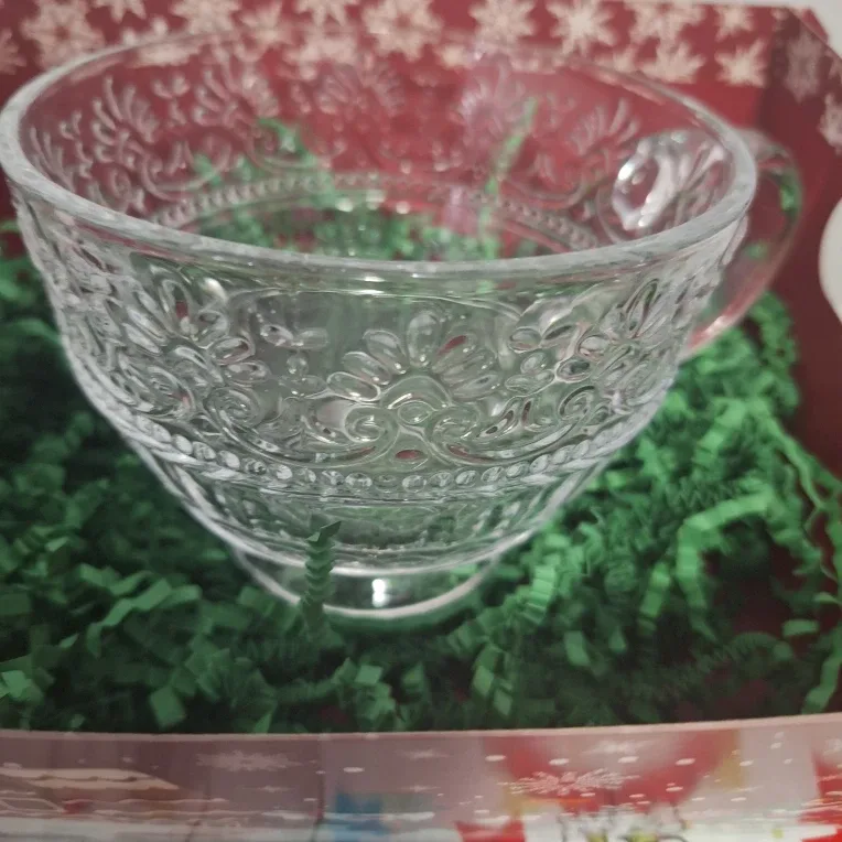 Holiday Gift Basket with Goodies image indicator(6)