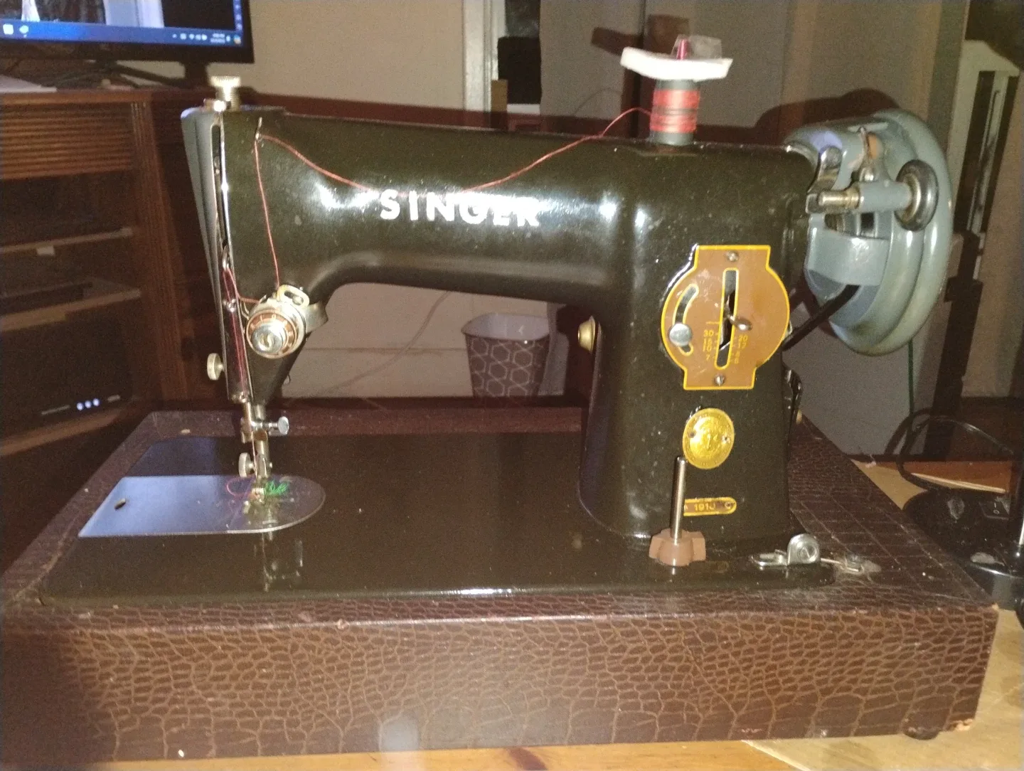 Vintage Singer Sewing Machine image indicator(2)