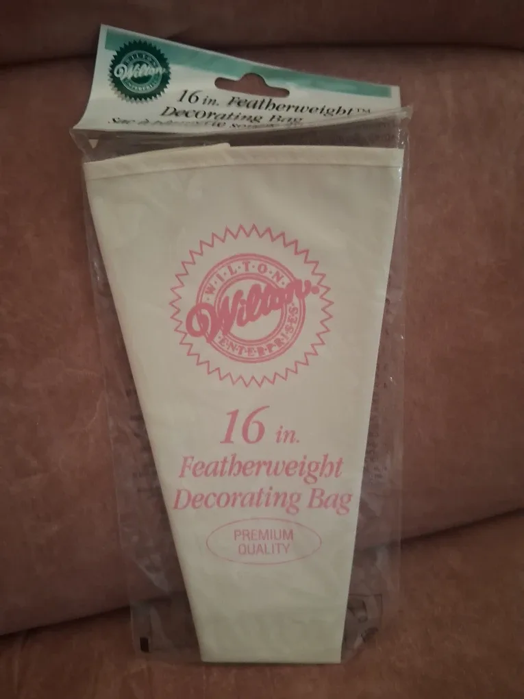 Wilton Cake Icer Tip #789 & 16 in. Featherweight Decorating Bag image indicator(3)