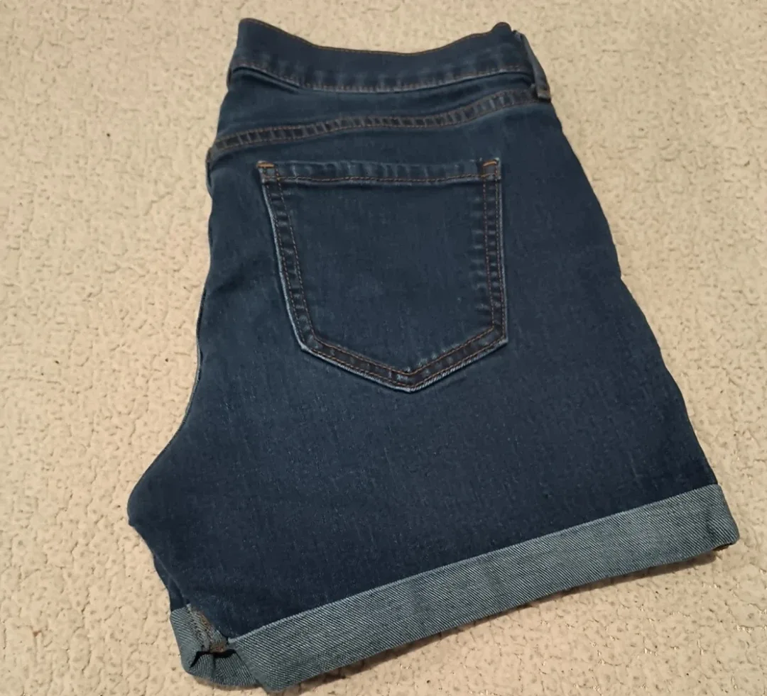 Old Navy Fitted Denim Shorts - Size 10 image indicator(7)