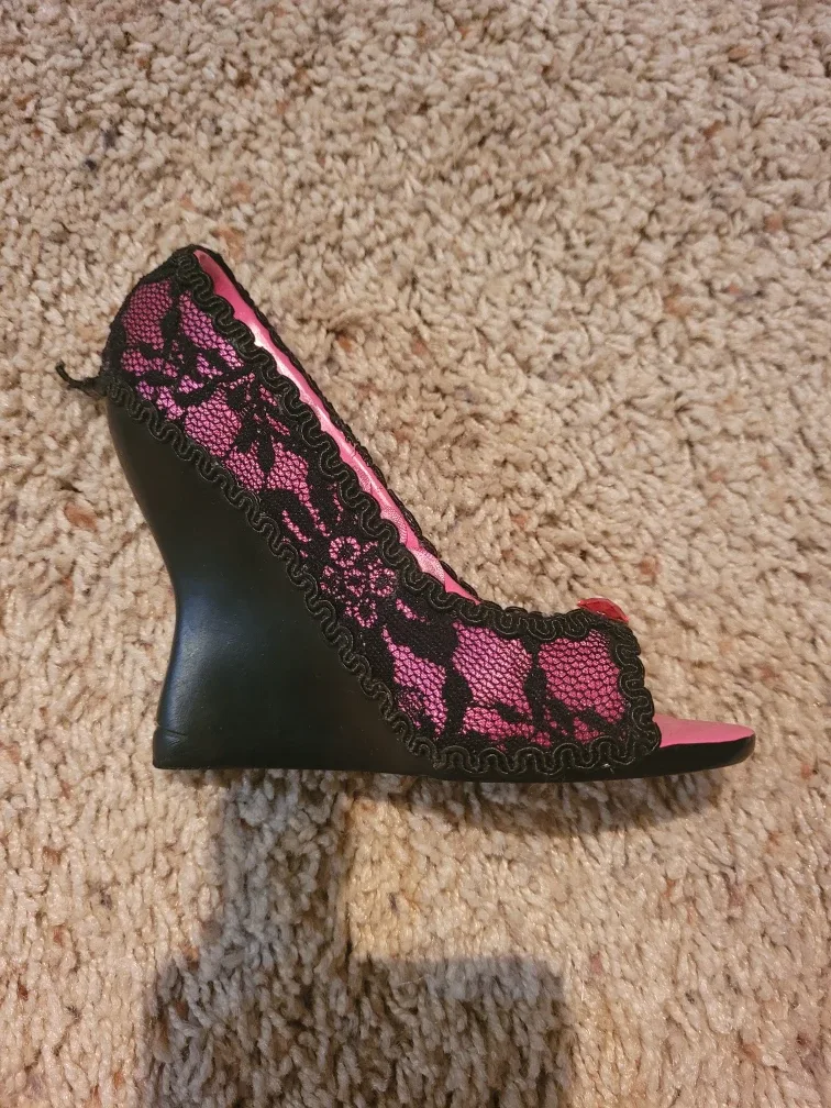 High Heel Ring Holder - Pink & Black image indicator(2)
