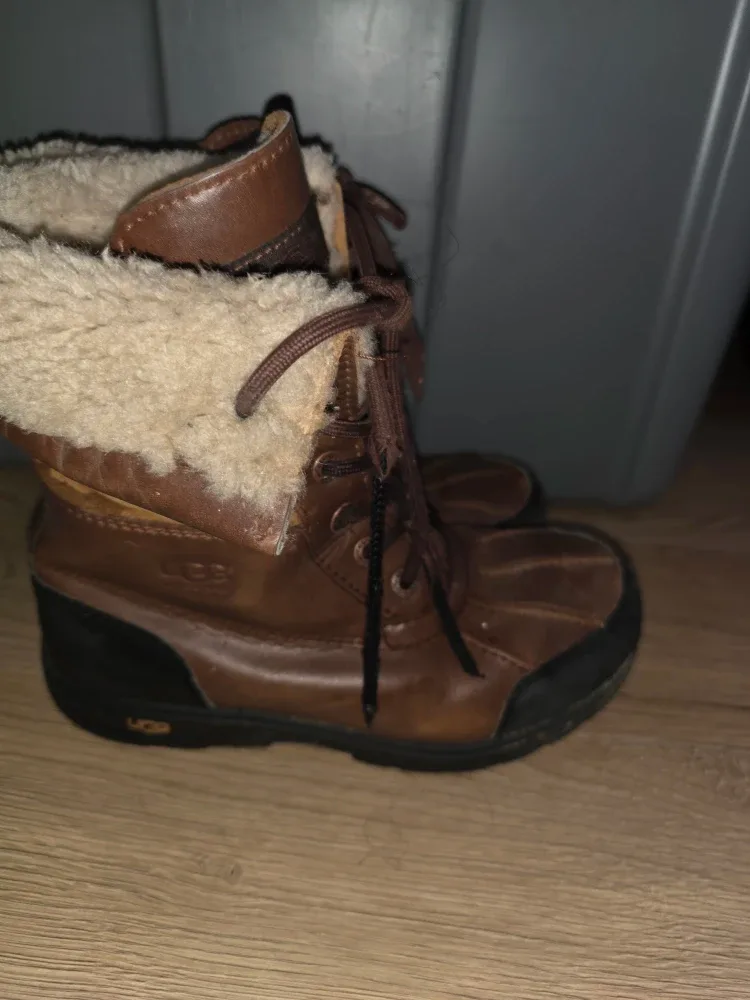 UGG Brown Leather Winter Boots kids image indicator(4)
