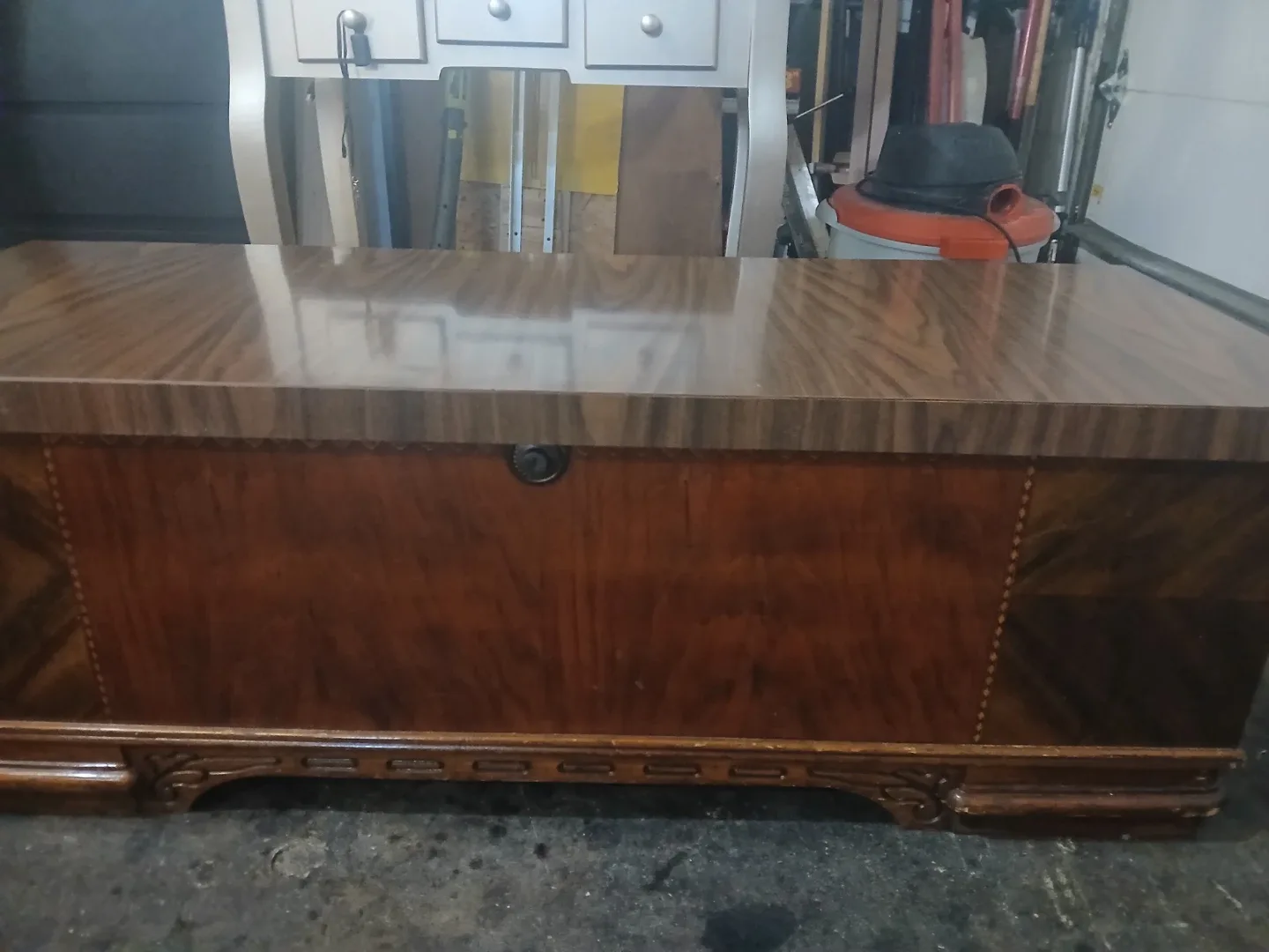 Butiful cleen cedar chest thumbnail